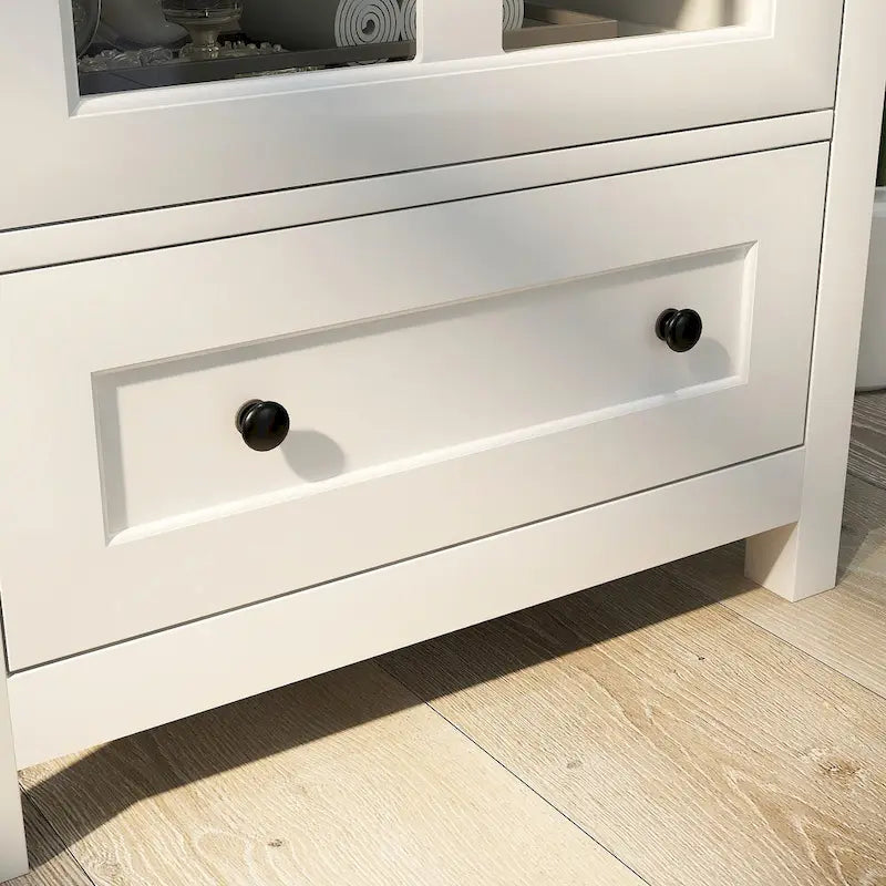 Buffet en bois avec portes vitrées, poignées Rétro Bell, couleur marron.
