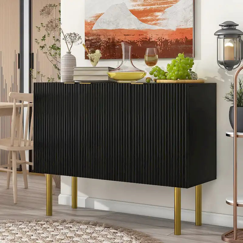 Buffet moderne cannelé avec pieds en métal doré et étagères réglables, noir et blanc