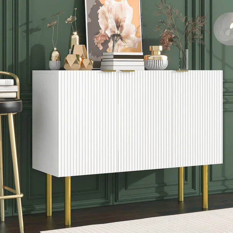 Buffet moderne cannelé avec pieds en métal doré et étagères réglables, noir et blanc