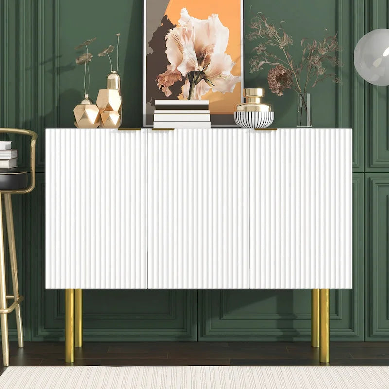 Buffet moderne cannelé avec pieds en métal doré et étagères réglables, noir et blanc
