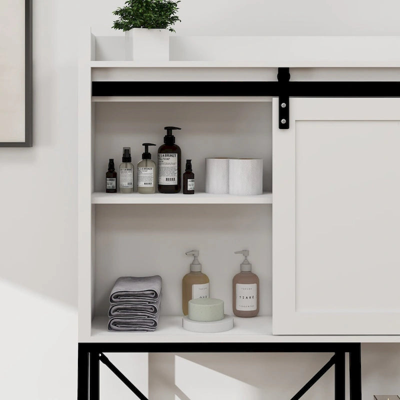 Meuble de rangement WC avec porte coulissante de style grange et étagères latérales ouvertes, blanc