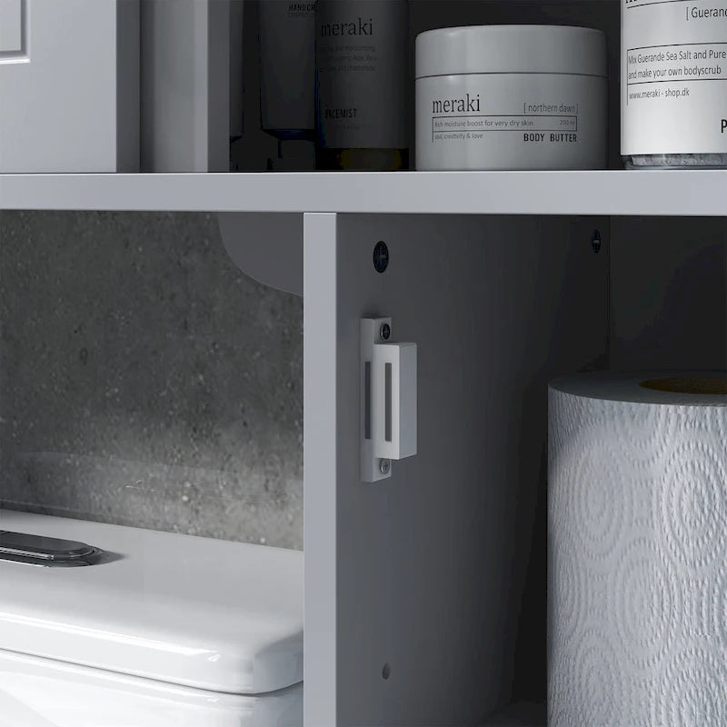Meuble de rangement de salle de bain gris au-dessus des toilettes avec portes coulissantes et étagères réglables